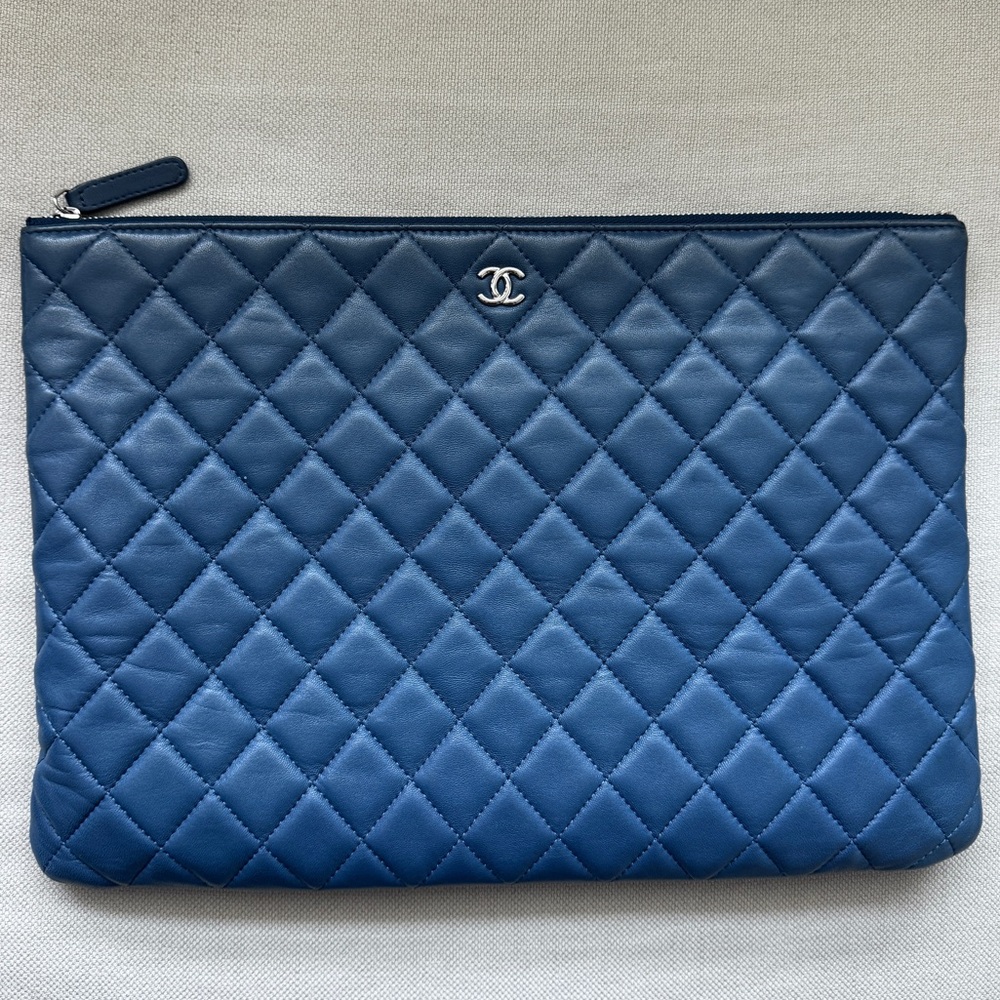 🦋CHANEL🦋Quilted Lambskin Large O-Case Clutch